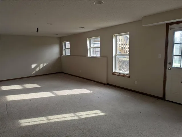 $339,900 | 1105 Northwest Sawgrass Drive, Grain Valley, MO 64029