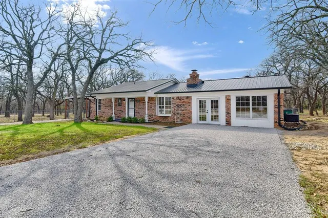 a view of a house with a backyard