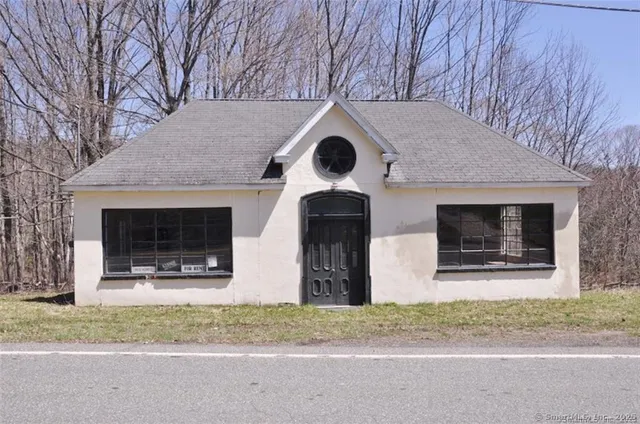 a front view of house with yard
