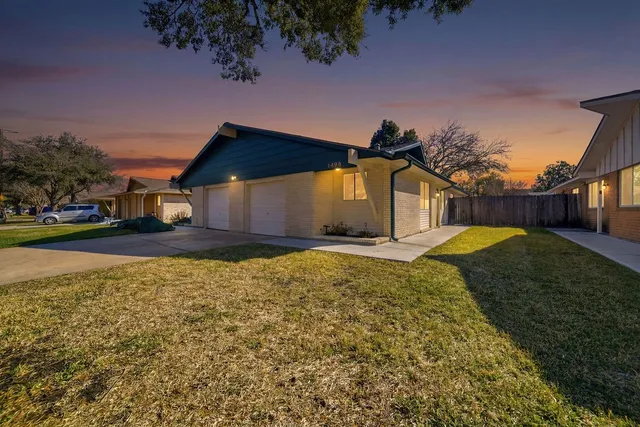 a view of a house with a yard