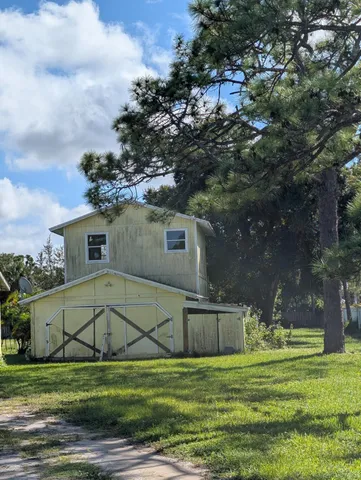 a view of a house with a backyard