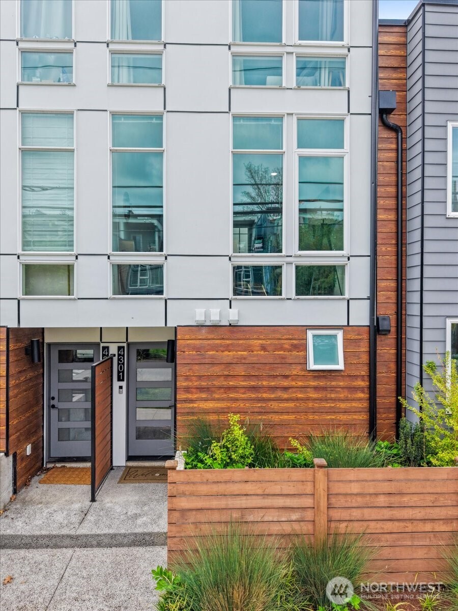 4301 26th Avenue Southwest Seattle, WA 98126 - Photo 2 of 29