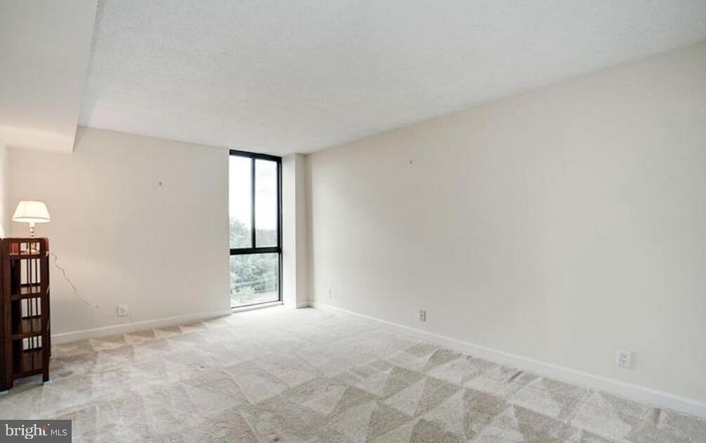 6800 Fleetwood Road, Unit 913 McLean, VA 22101 - Photo 6 of 13 Spacious room with natural light.