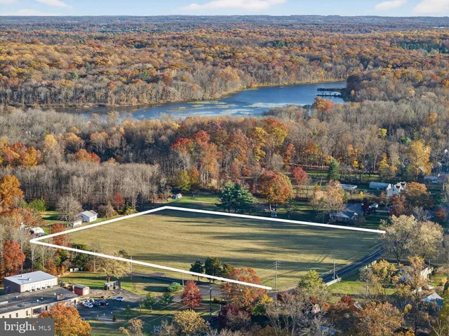 a view of a tennis court