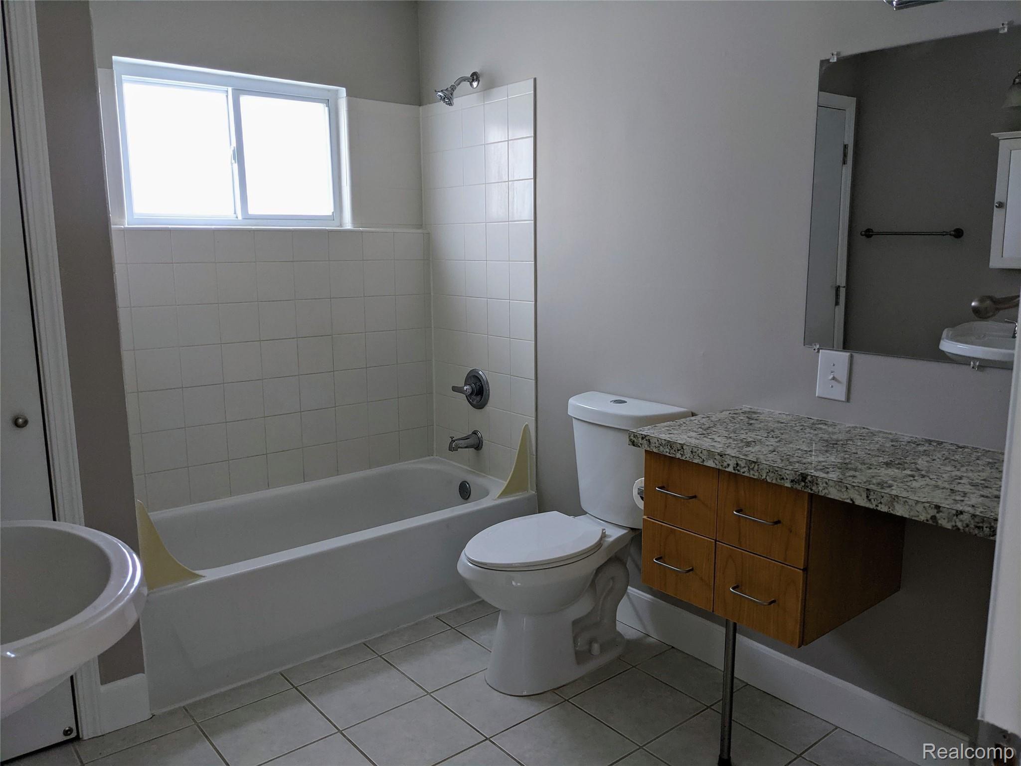 67 North Roslyn Road Waterford, MI 48328 - Photo 16 of 23 Master Bath