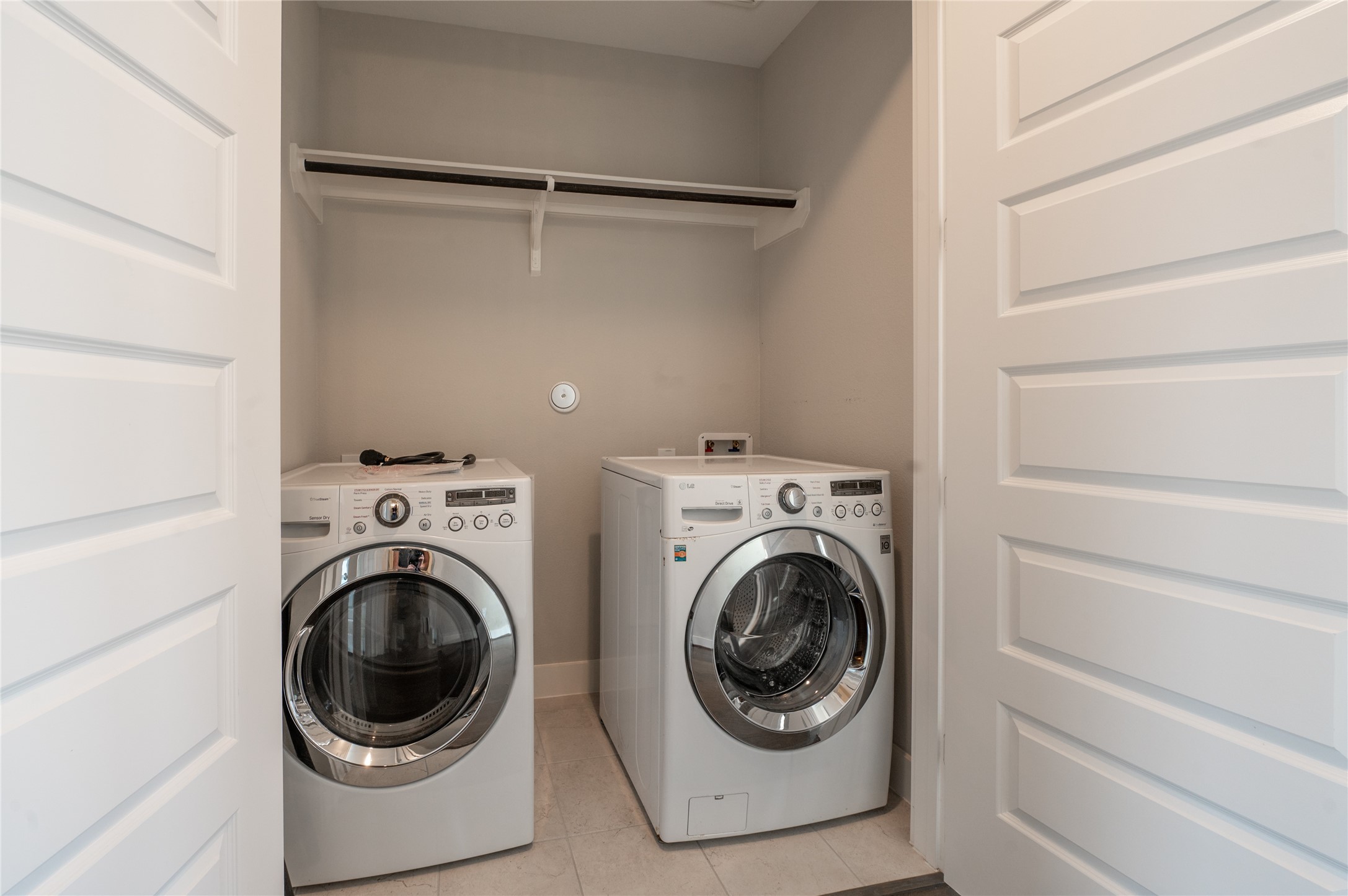 963 Lilly Flower Lane Houston, TX 77091 - Photo 17 of 28 Washer and dryer included