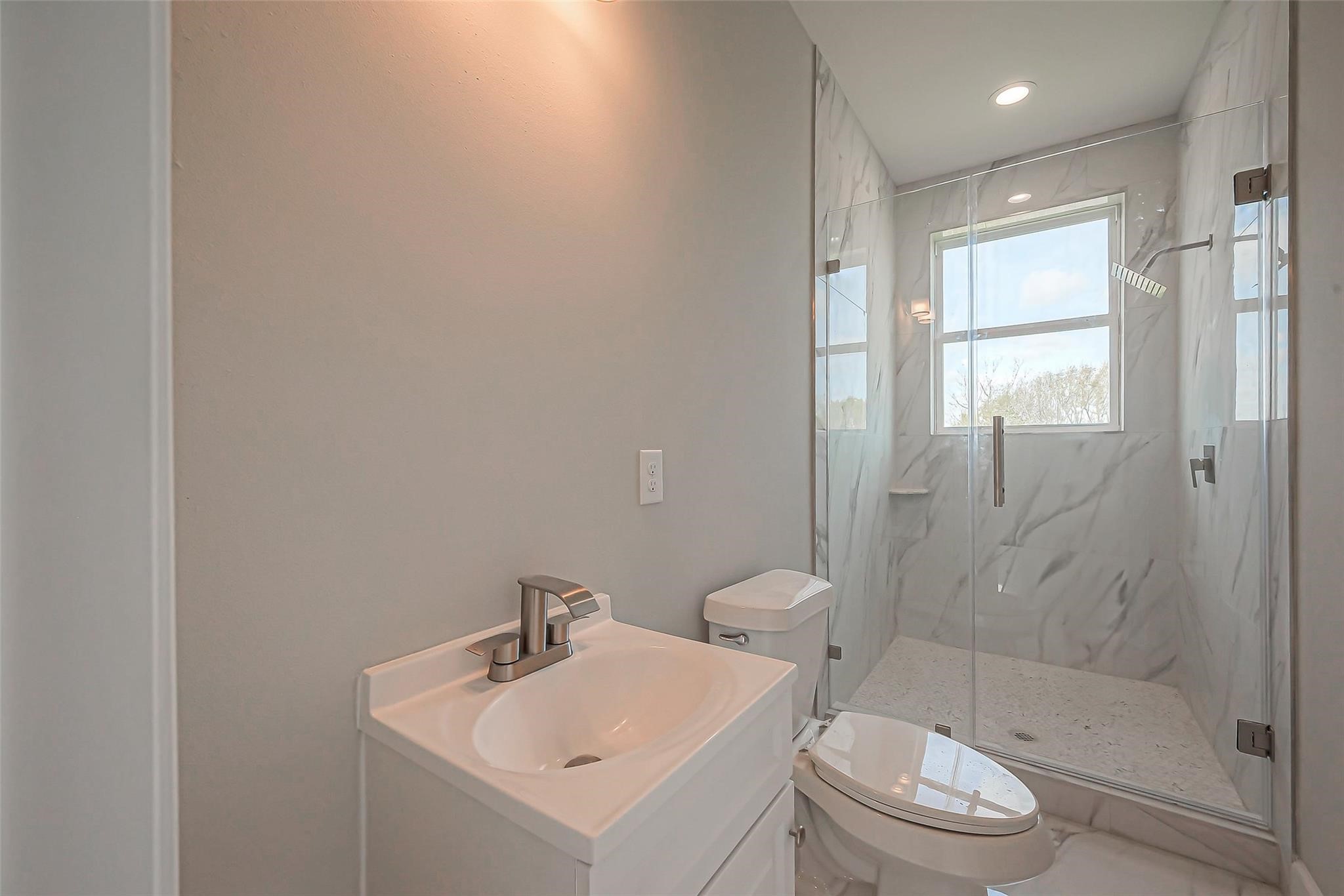 4746 Mallow Street Houston, TX 77033 - Photo 37 of 38 Unit 2: Attached secondary bathroom