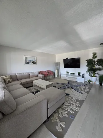 $1,900 | 2109 Northeast 68th Street, Unit 207, Fort Lauderdale, FL 33308