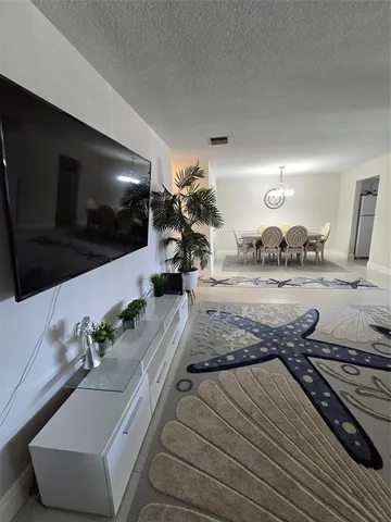 $1,900 | 2109 Northeast 68th Street, Unit 207, Fort Lauderdale, FL 33308