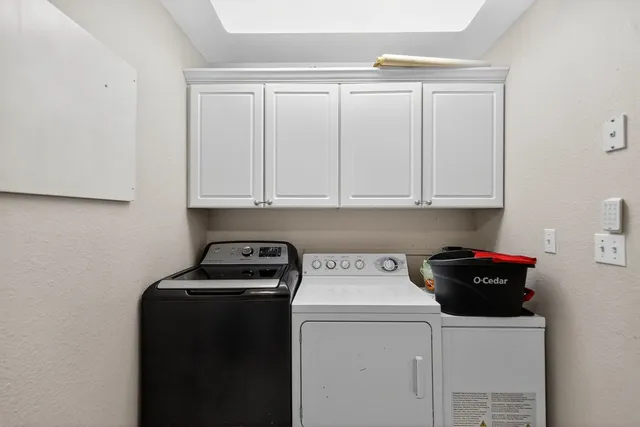 a view of a utility room with dryer and washer