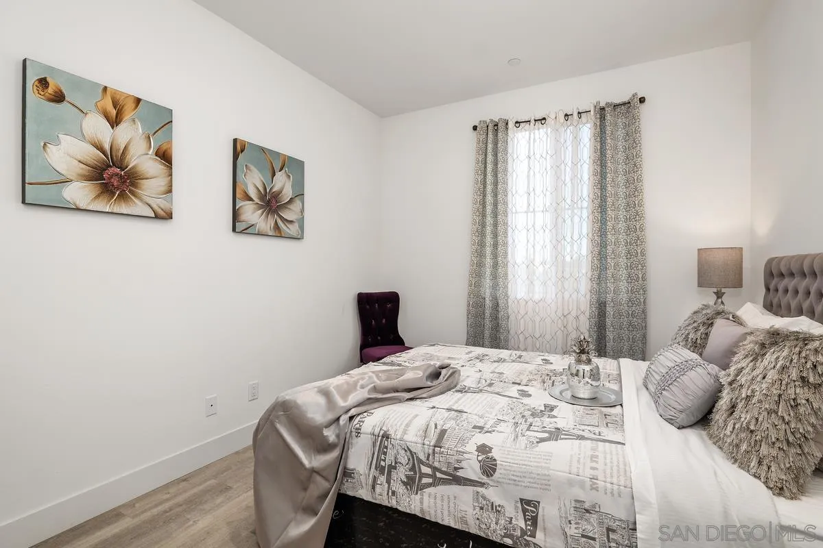 347 Oak Avenue Carlsbad, CA 92008 - Photo 27 of 34 a bedroom with a bed and a window