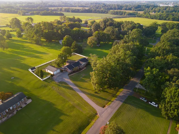 $534,900 | 204 Greenbriar Avenue, Shelbyville, TN 37160