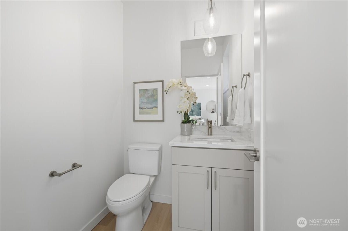 7322 11th Avenue Northeast, Unit B Seattle, WA 98115 - Photo 2 of 15