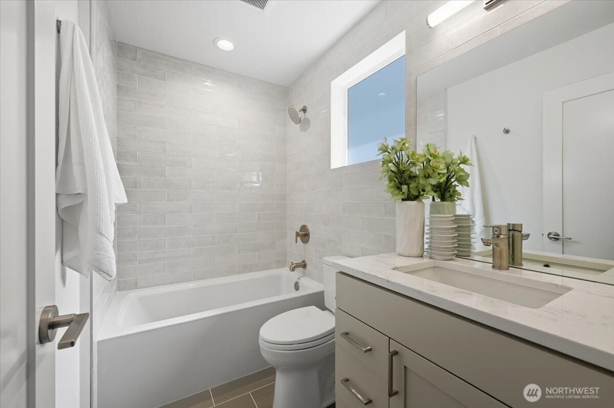 7322 11th Avenue Northeast, Unit B Seattle, WA 98115 - Photo 8 of 15