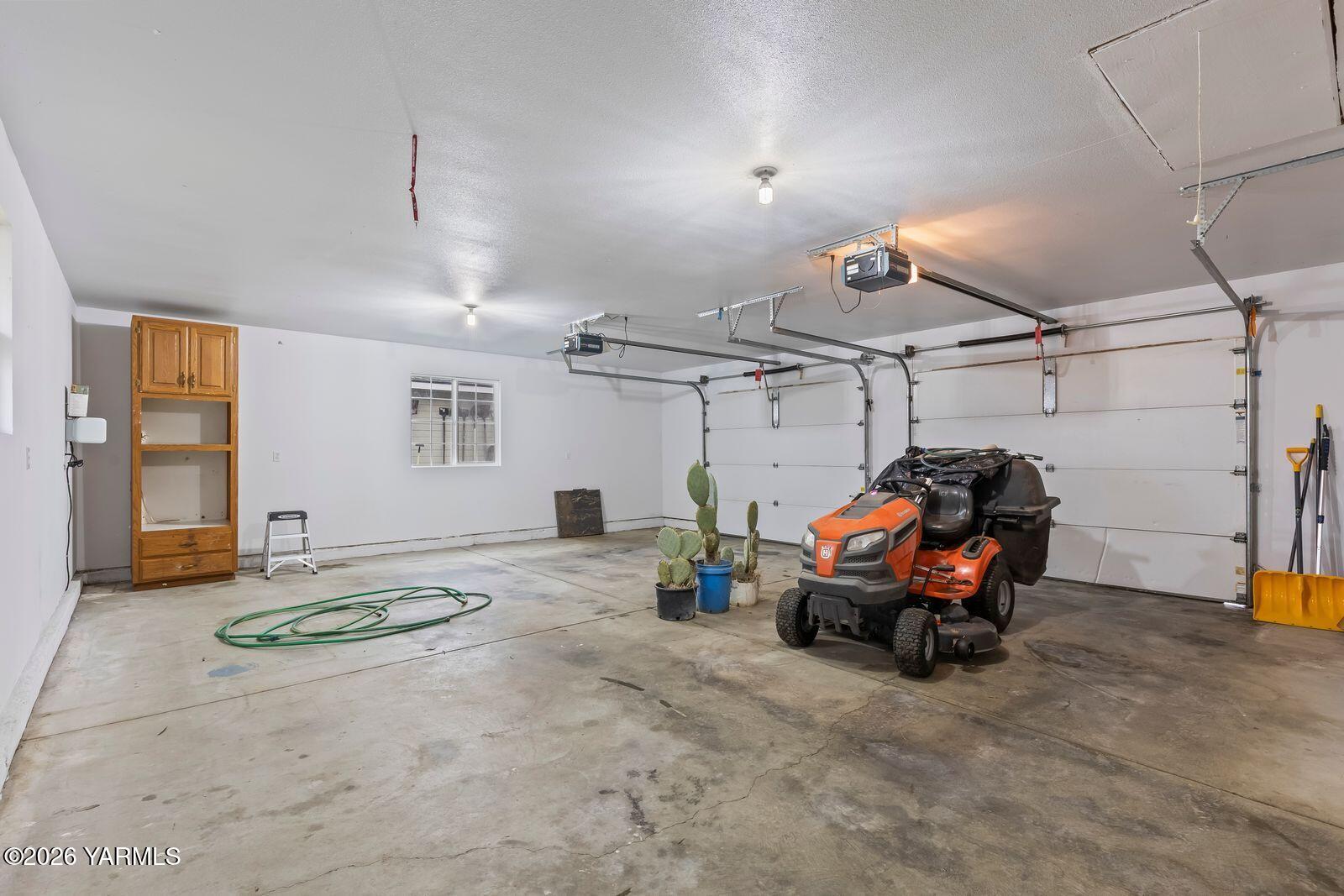 2920 Cook Road Yakima, WA 98908 - Photo 23 of 33 Garage