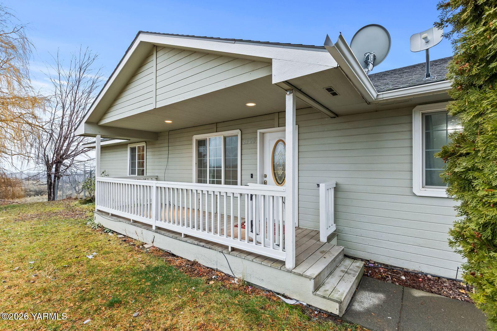 2920 Cook Road Yakima, WA 98908 - Photo 3 of 33 Front Porch