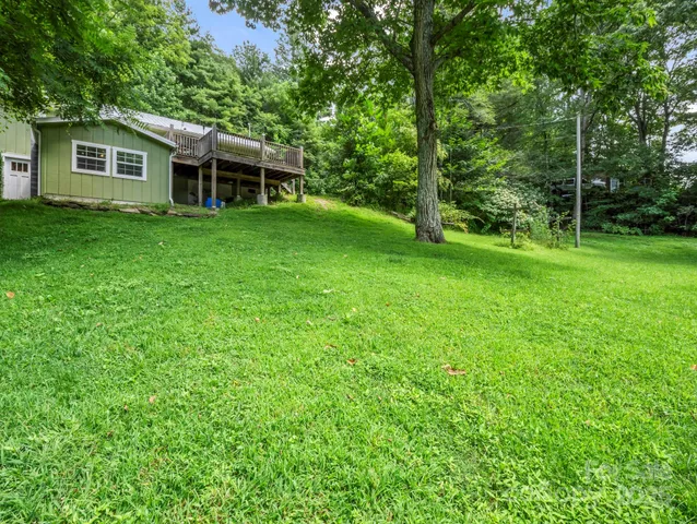 a view of a house with backyard and garden