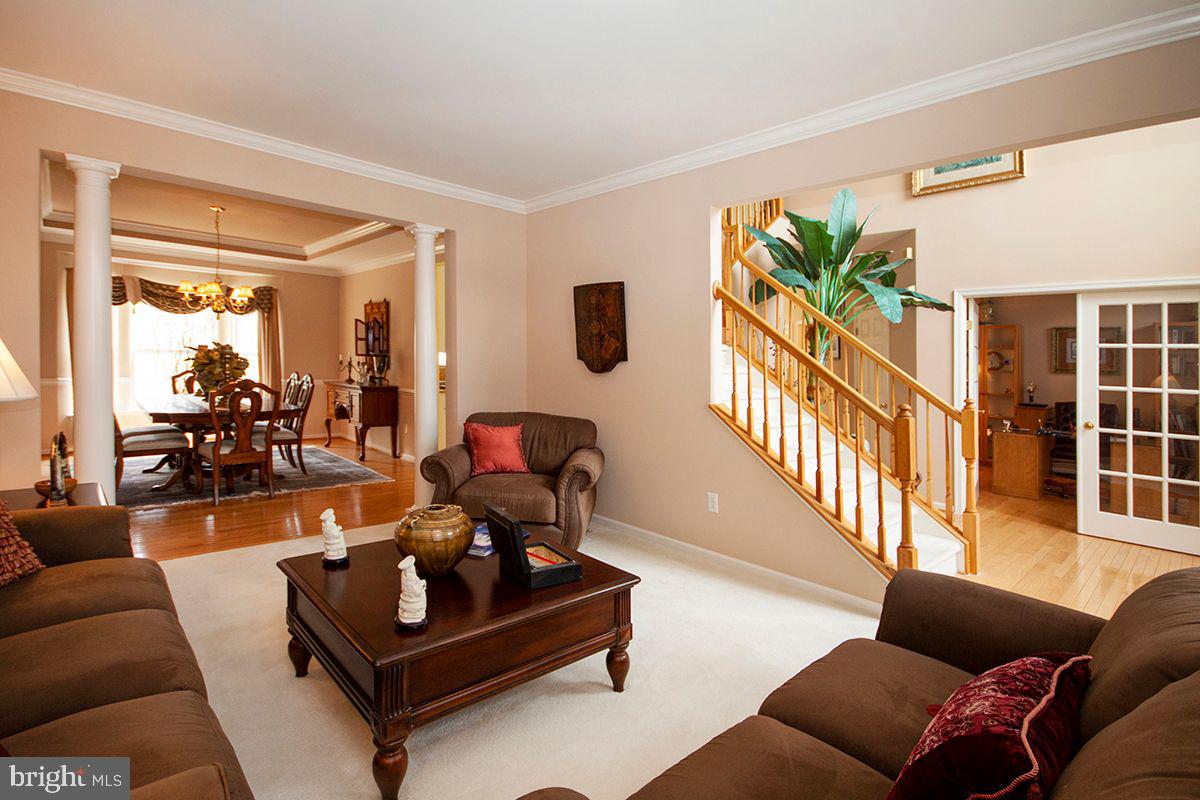 39 Red Fox Trail Sicklerville, NJ 08081 - Photo 13 of 44 Living Room: Crown Molding