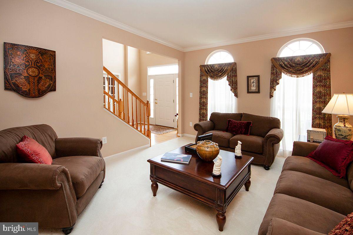 39 Red Fox Trail Sicklerville, NJ 08081 - Photo 14 of 44 Living Room: Crown Molding