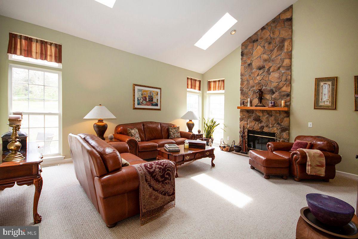 39 Red Fox Trail Sicklerville, NJ 08081 - Photo 18 of 44 Family Room: Back Stairs, Vaulted Ceilings, Skylig