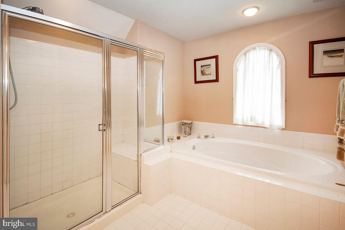 39 Red Fox Trail Sicklerville, NJ 08081 - Photo 26 of 44 Master Bath: Garden Tub, Shower