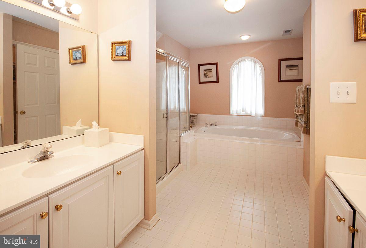 39 Red Fox Trail Sicklerville, NJ 08081 - Photo 28 of 44 Master Bath: Garden Tub, Shower