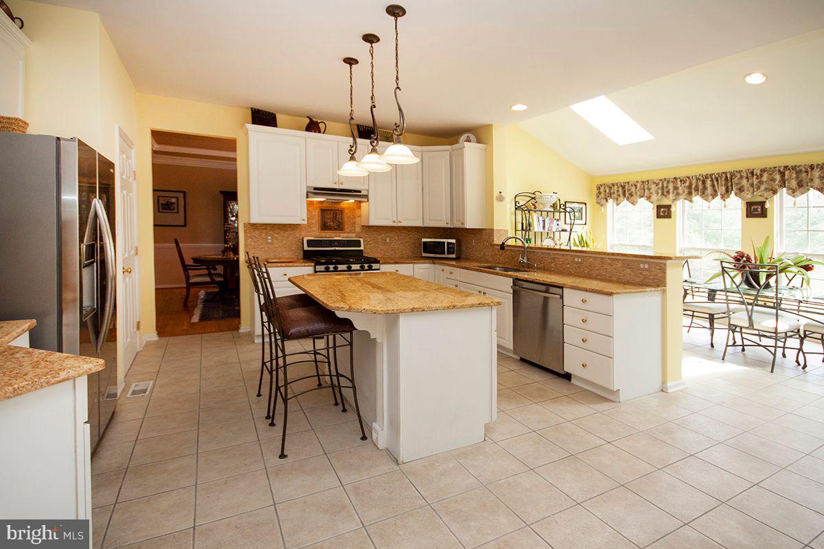 39 Red Fox Trail Sicklerville, NJ 08081 - Photo 5 of 44 Kitchen: Center Is, Granite, SS Appliances