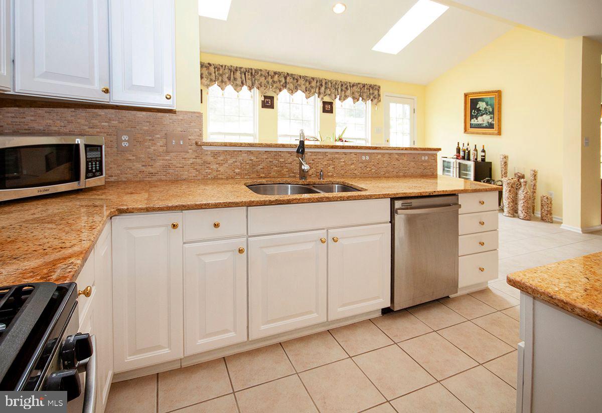 39 Red Fox Trail Sicklerville, NJ 08081 - Photo 6 of 44 Kitchen: Center Is, Granite, SS Appliances