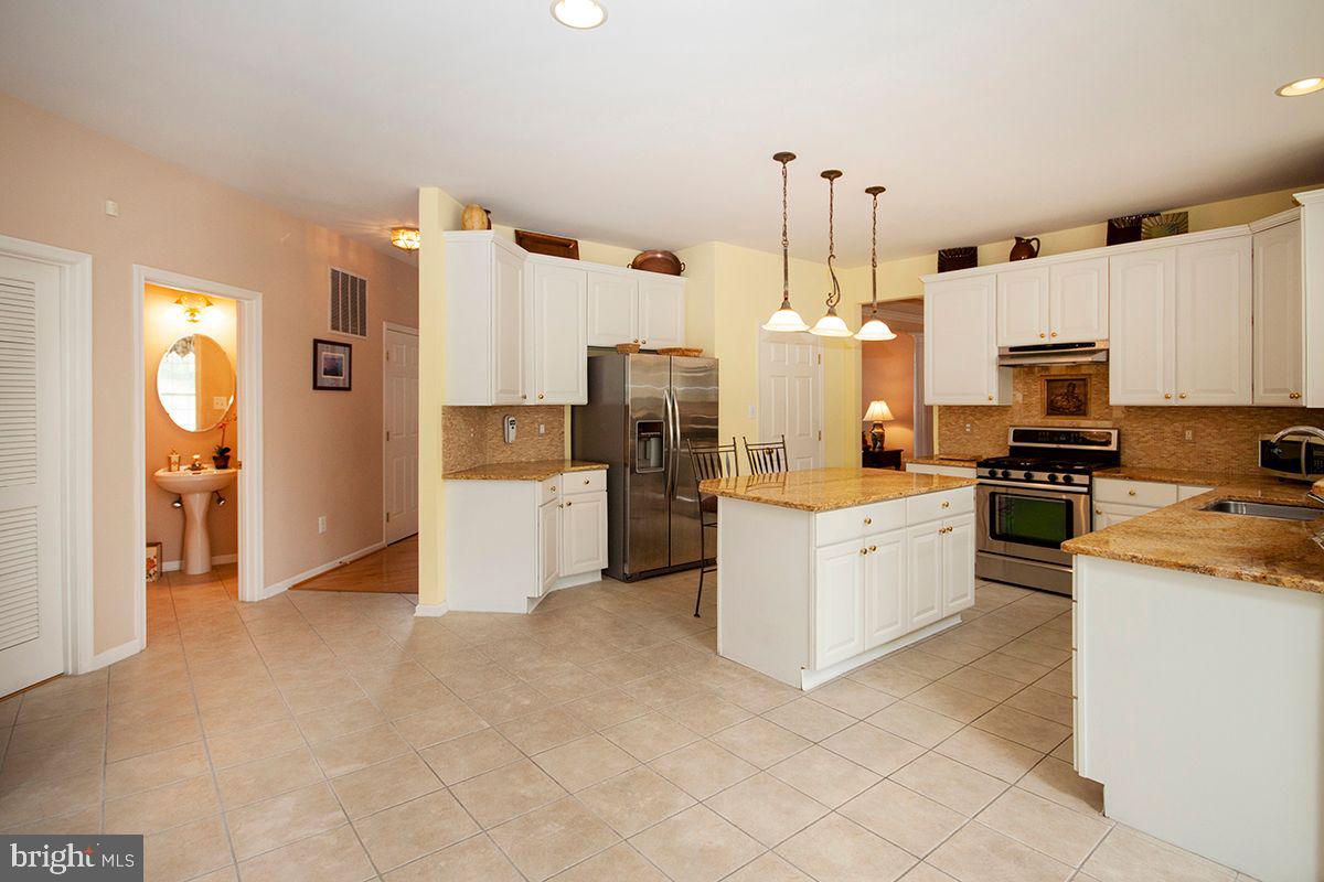 39 Red Fox Trail Sicklerville, NJ 08081 - Photo 8 of 44 Kitchen: Center Is, Granite, SS Appliances