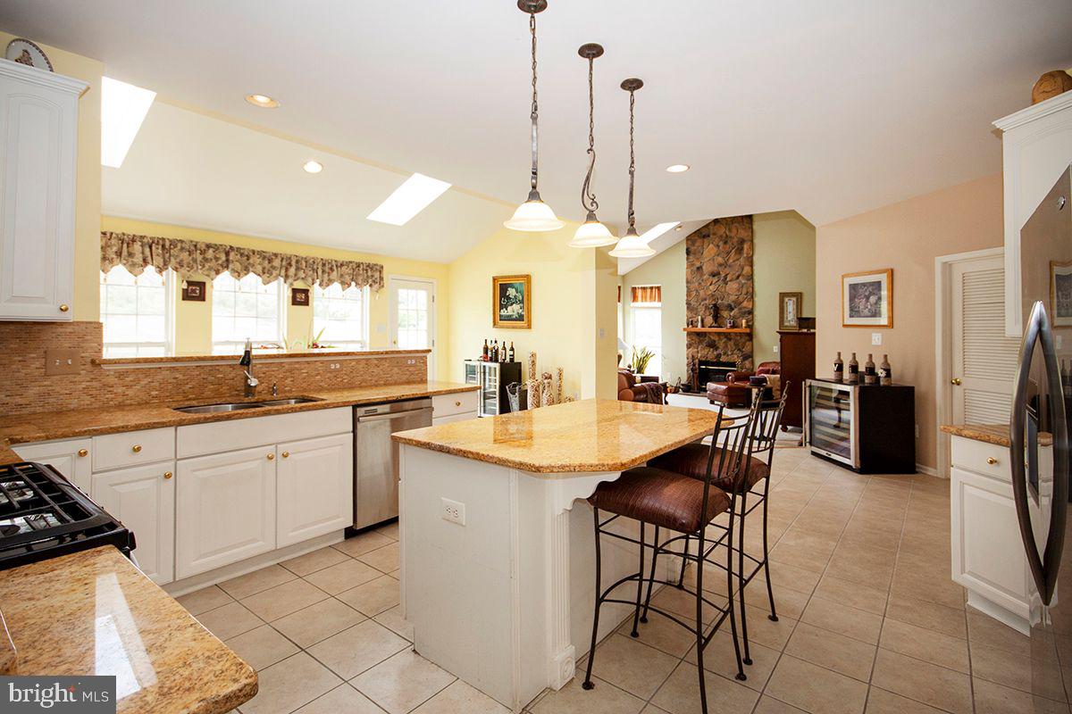 39 Red Fox Trail Sicklerville, NJ 08081 - Photo 9 of 44 Kitchen: Center Is, Granite, SS Appliances