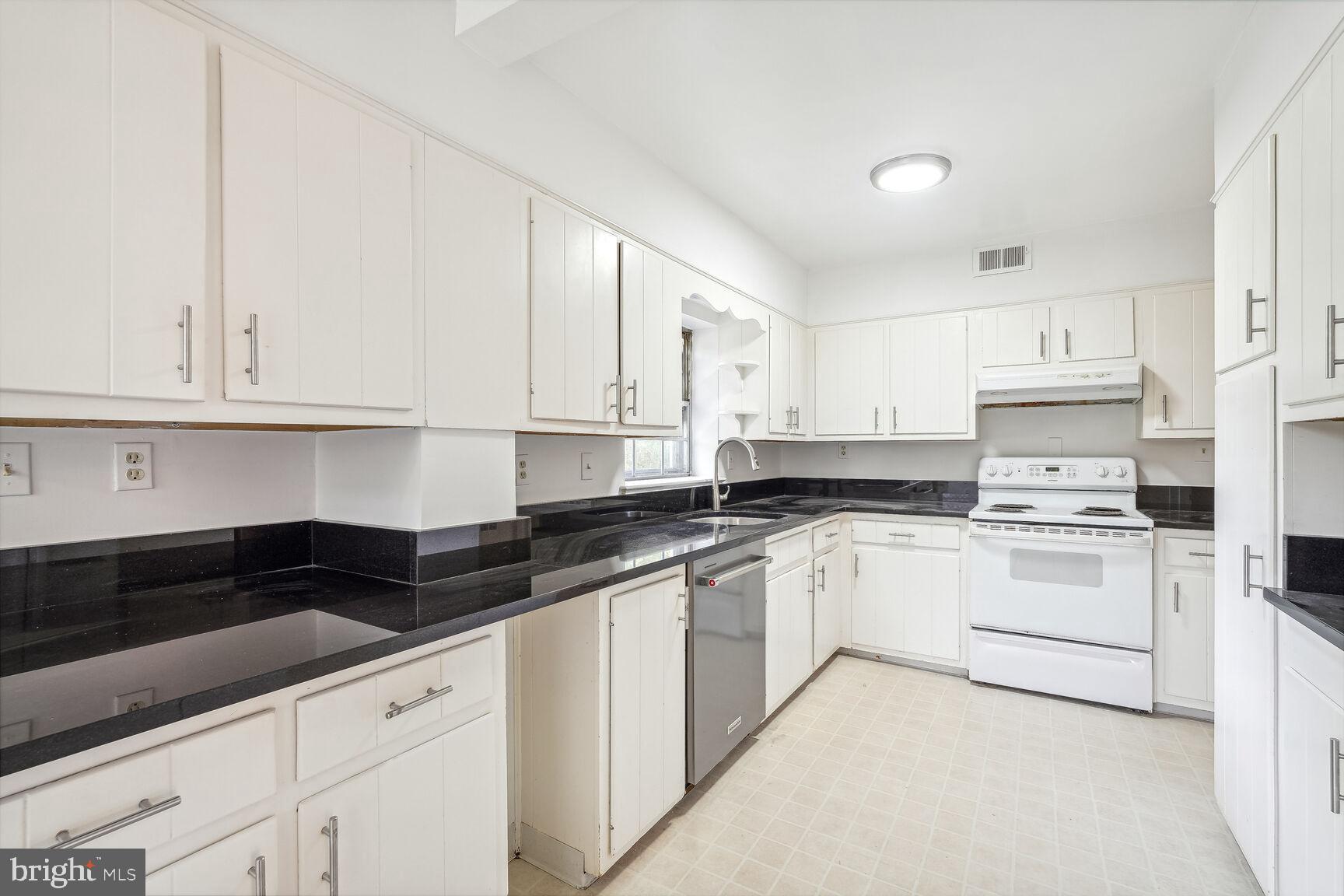 4827 Sedgwick Street Northwest Washington, DC 20016 - Photo 6 of 23