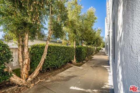 $1,095,000 | 10648 Woodbridge Street, Unit 105, Toluca Lake, CA 91602