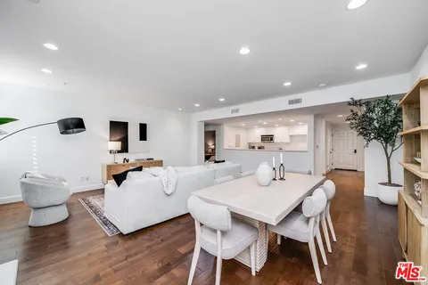 $1,095,000 | 10648 Woodbridge Street, Unit 105, Toluca Lake, CA 91602