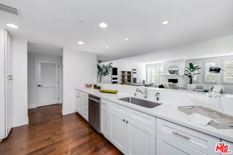 $1,095,000 | 10648 Woodbridge Street, Unit 105, Toluca Lake, CA 91602