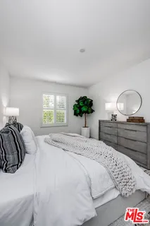 $1,095,000 | 10648 Woodbridge Street, Unit 105, Toluca Lake, CA 91602