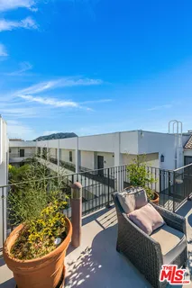 $1,095,000 | 10648 Woodbridge Street, Unit 105, Toluca Lake, CA 91602