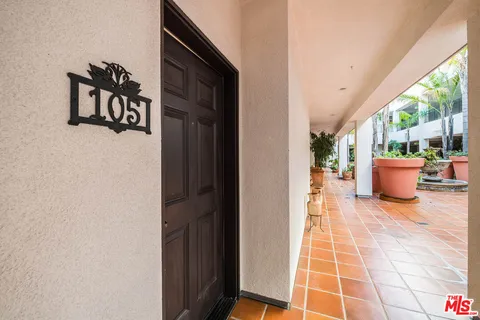 $1,095,000 | 10648 Woodbridge Street, Unit 105, Toluca Lake, CA 91602