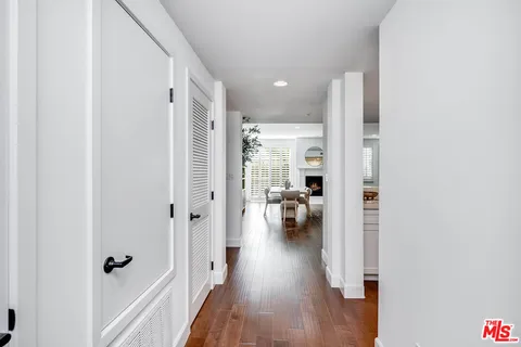 $1,095,000 | 10648 Woodbridge Street, Unit 105, Toluca Lake, CA 91602