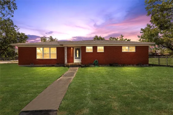 $340,000 | 420 West 4th Street, Crawford, TX 76638