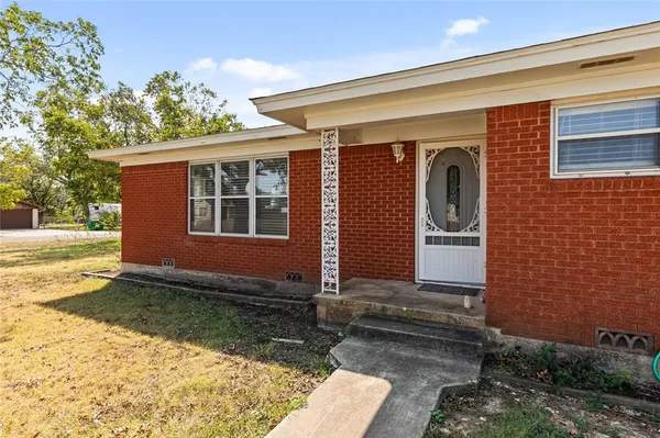 $340,000 | 420 West 4th Street, Crawford, TX 76638