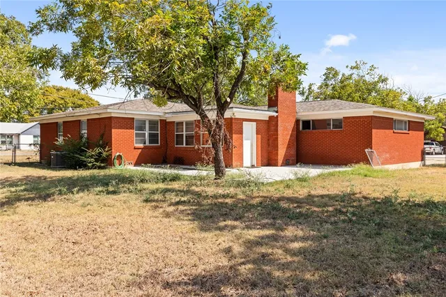 $340,000 | 420 West 4th Street, Crawford, TX 76638