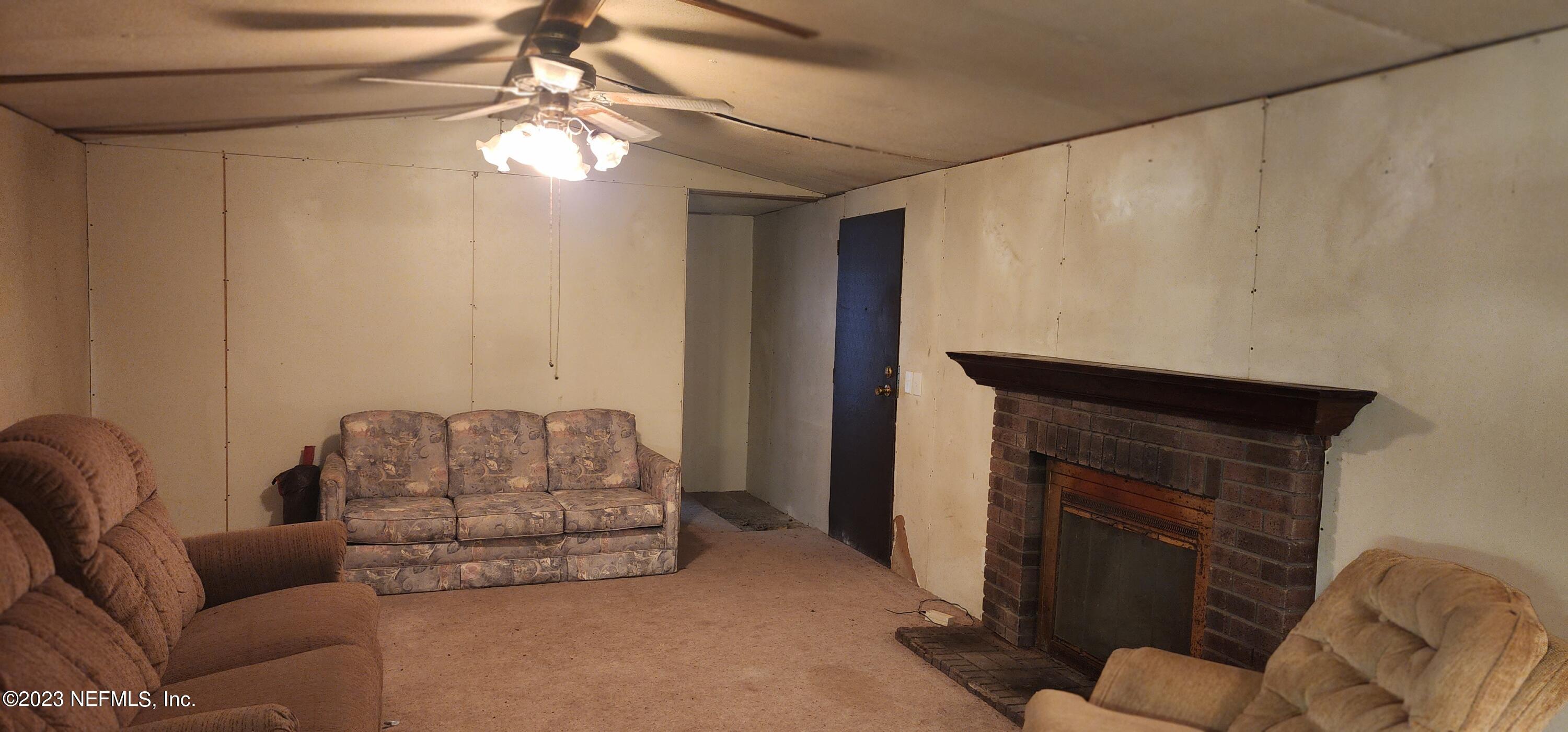 8274 Swan Lake Road Melrose, FL 32666 - Photo 9 of 18 Living Room