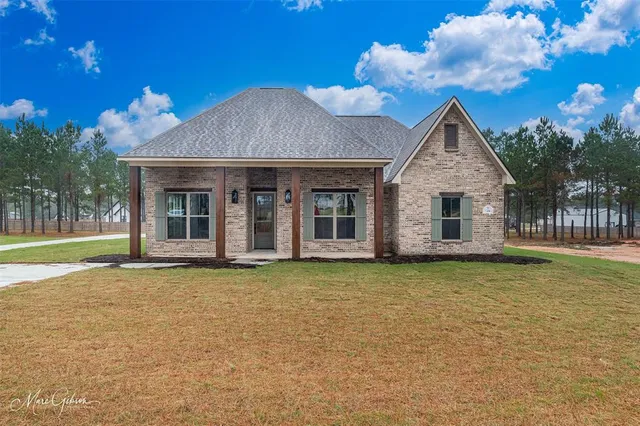 a view of a house with backyard porch and garden