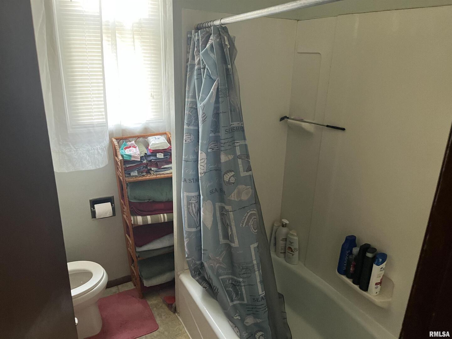 404 North Beech Street Centralia, IL 62801 - Photo 8 of 13 a bathroom with a toilet and a shower