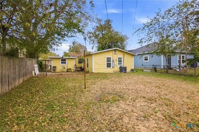 $129,900 | 1507 East Mistletoe Avenue, Victoria, TX 77901