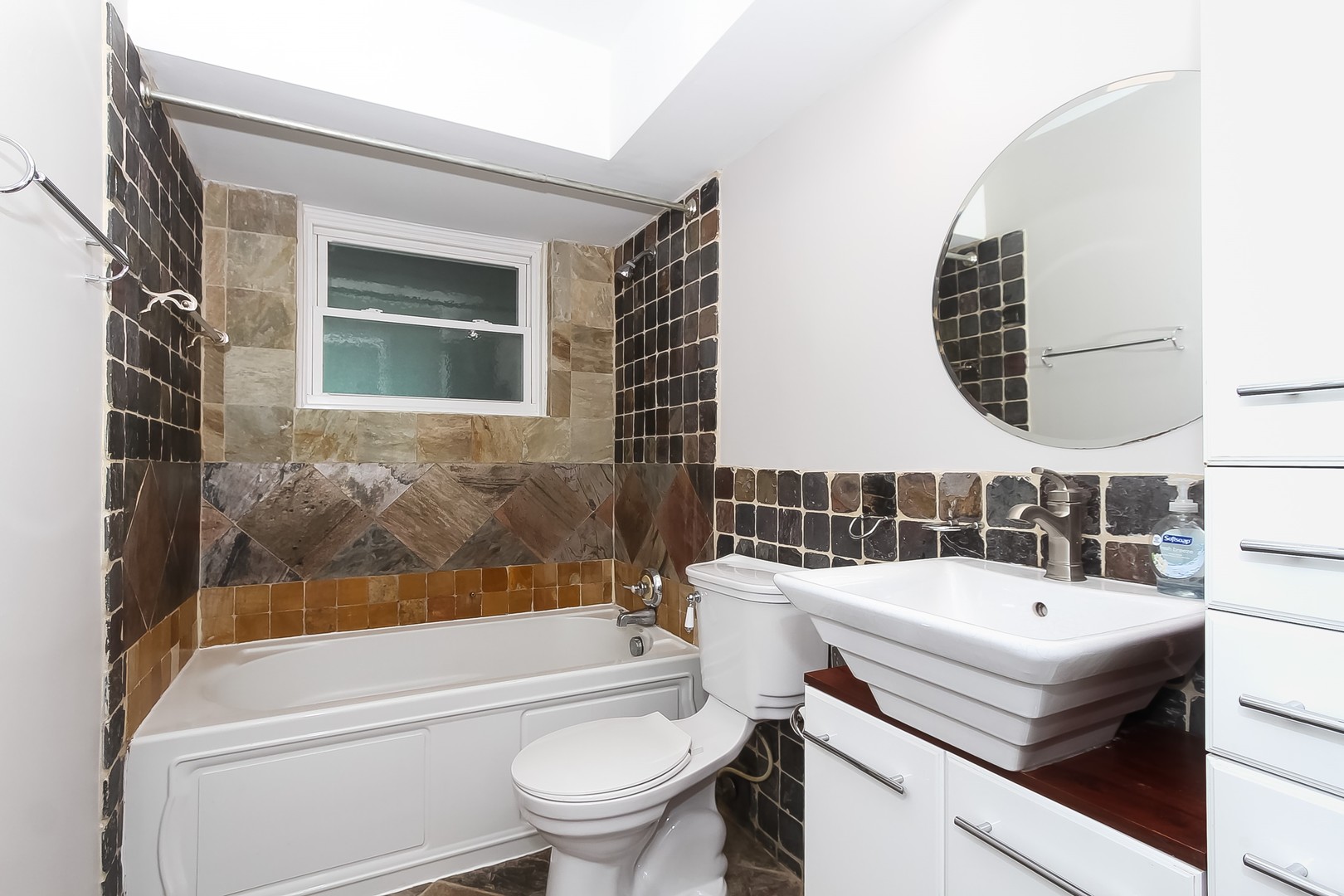 1650 Mill Street, Unit 103 Des Plaines, IL 60016 - Photo 14 of 19 a bathroom with a sink a toilet and a bathtub