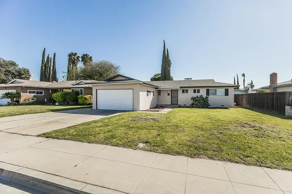 $365,000 | 916 West Holland Avenue, Clovis, CA 93612