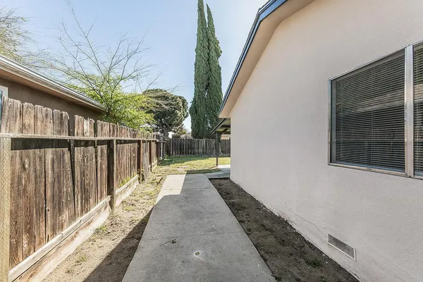 $365,000 | 916 West Holland Avenue, Clovis, CA 93612