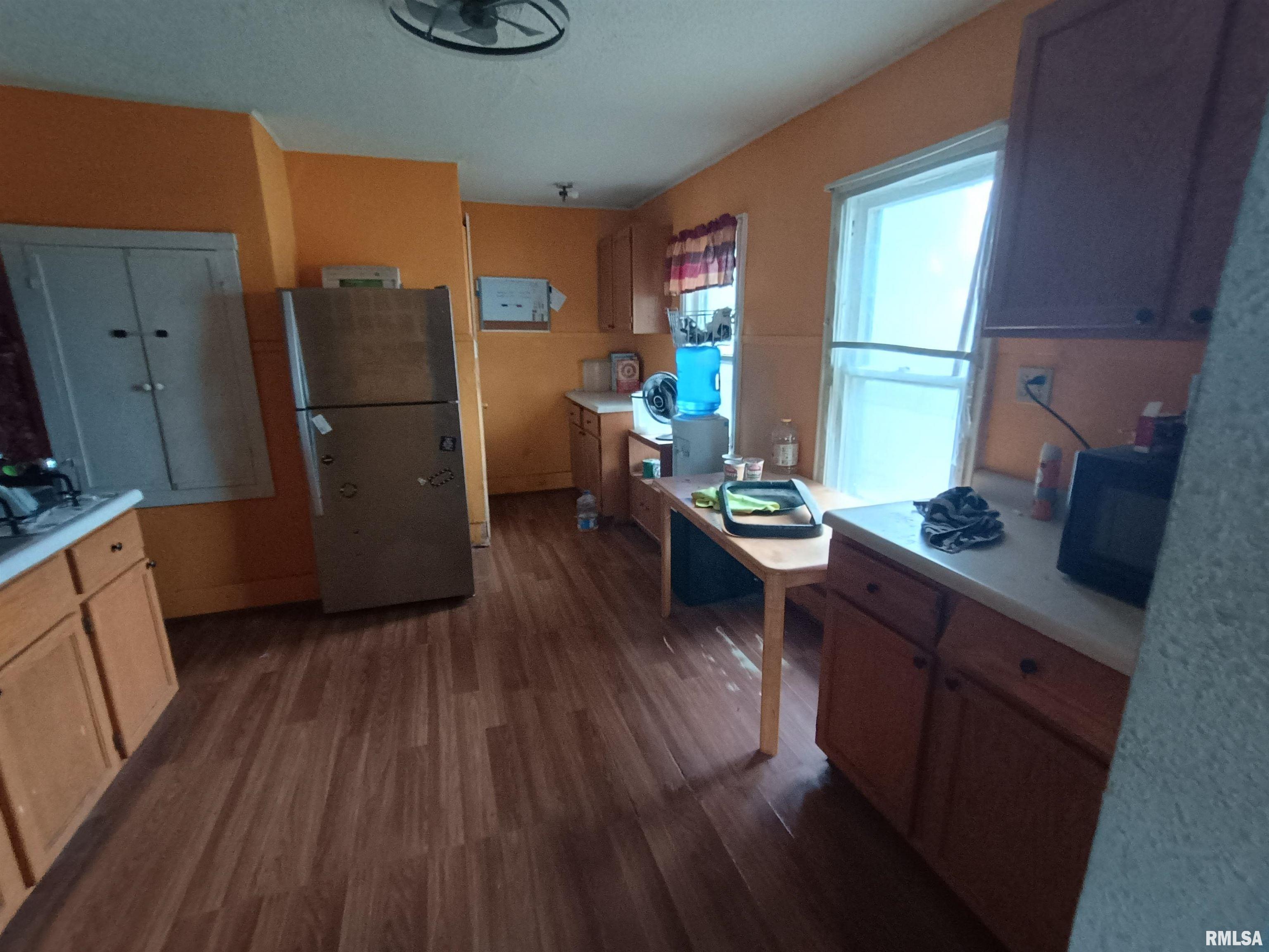 717 Railroad Street Beardstown, IL 62618 - Photo 2 of 11