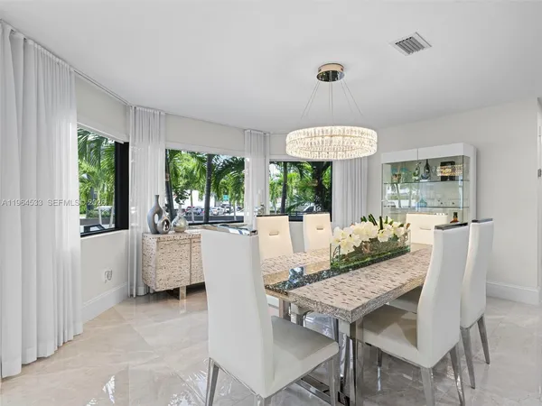 $6,150,000 | 6180 Pine Tree Drive, Miami Beach, FL 33140